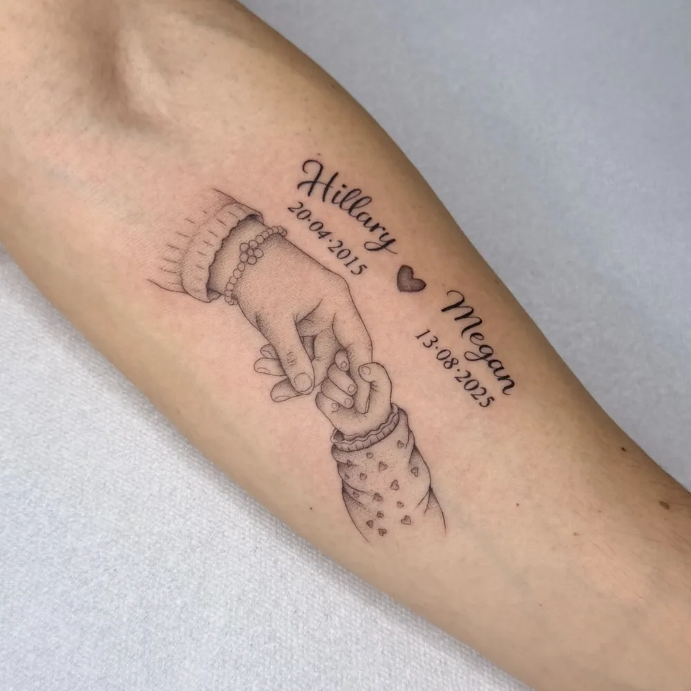 Tatuaje de manos de madre e hija con nombres y fechas en lettering, Chueca, Madrid