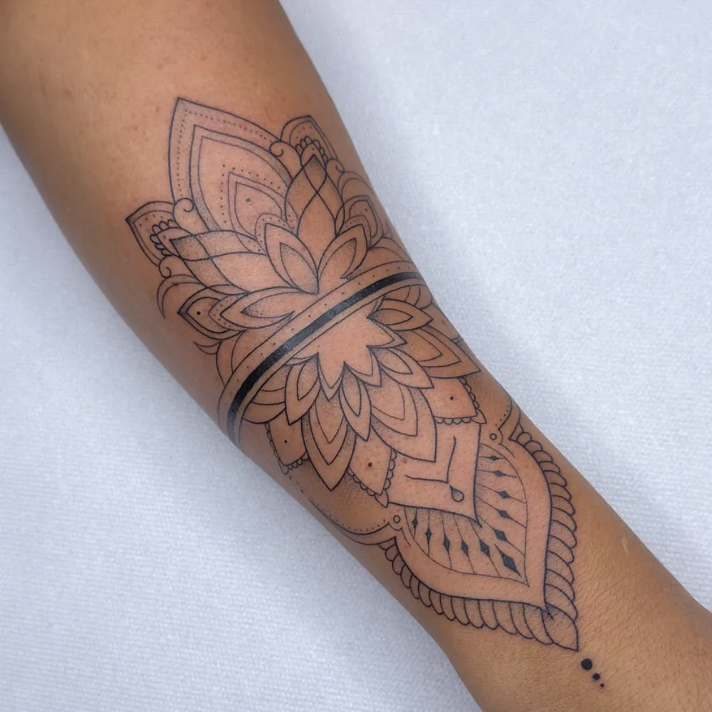 Tatuaje ornamental de mandala con puntillismo en el antebrazo, Chueca, Madrid