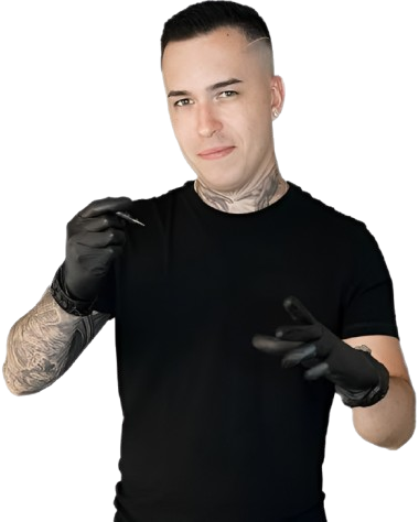 Víctor Peciña, tatuador de Eledelolo, con guantes negros en su estudio de Chueca, Madrid